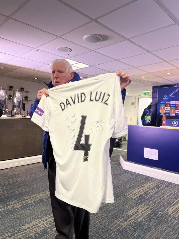 世界杯手机观看-大卫·路易斯重返斯坦福桥，与切尔西球迷合影+赠送球衣给老员工